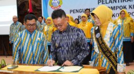 Wali Kota Pontianak Edi Rusdi Kamtono menandatangani berita acara pelantikan Pengurus Pokja Bunda PAUD Kota Pontianak.
