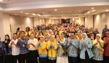 Bunda PAUD Kota Pontianak saat menutup Pelatihan Dasar bagi Tenaga Pendidik PAUD.