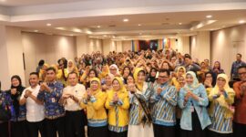 Bunda PAUD Kota Pontianak saat menutup Pelatihan Dasar bagi Tenaga Pendidik PAUD.