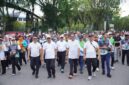 Momen Wali Kota Pontianak Edi Rusdi Kamtono berbaur bersama ribuan ASN Pemkot Pontianak di Fun Walk HUT ke-54 KORPRI