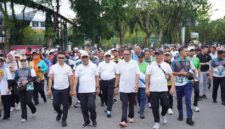 Momen Wali Kota Pontianak Edi Rusdi Kamtono berbaur bersama ribuan ASN Pemkot Pontianak di Fun Walk HUT ke-54 KORPRI