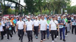 Momen Wali Kota Pontianak Edi Rusdi Kamtono berbaur bersama ribuan ASN Pemkot Pontianak di Fun Walk HUT ke-54 KORPRI