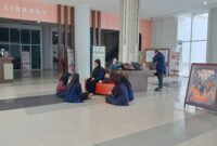 Mahasiswa sedang belajar di UPA Perpustakaan Untan