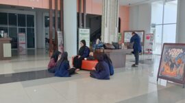 Mahasiswa sedang belajar di UPA Perpustakaan Untan