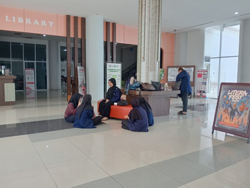 Mahasiswa sedang belajar di UPA Perpustakaan Untan