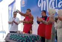 Pembukaan mini karnival Malaysia 2025 ditandai dengan pembuatan teh tarik oleh rektor Untan 