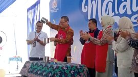 Pembukaan mini karnival Malaysia 2025 ditandai dengan pembuatan teh tarik oleh rektor Untan 