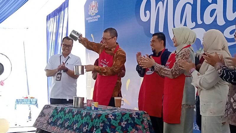 Pembukaan mini karnival Malaysia 2025 ditandai dengan pembuatan teh tarik oleh rektor Untan 