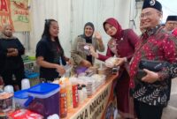 kadisporapar kalbar bersama rombongan melakukan peninjauan stand di borneo fair 2025