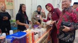 kadisporapar kalbar bersama rombongan melakukan peninjauan stand di borneo fair 2025