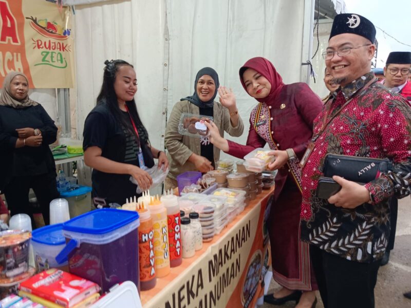 kadisporapar kalbar bersama rombongan melakukan peninjauan stand di borneo fair 2025
