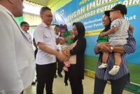 Wali Kota Pontianak Edi Rusdi Kamtono tengah berbincang dengan orang tua yang memiliki balita.