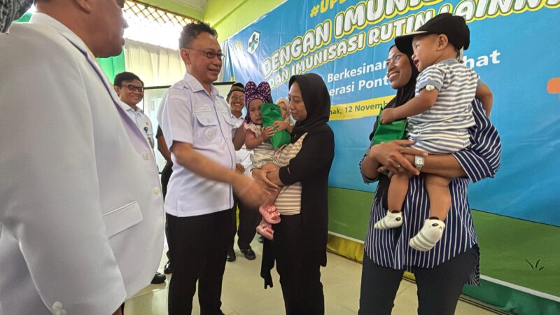 Wali Kota Pontianak Edi Rusdi Kamtono tengah berbincang dengan orang tua yang memiliki balita.
