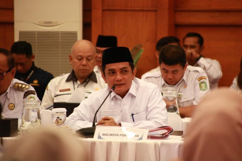 Wakil Wali Kota Pontianak Bahasan menyampaikan kondisi harga dan ketersediaan bahan pokok menjelang Natal dan Tahun Baru pada High Level Meeting di Kantor Perwakilan Bank Indonesia Provinsi Kalbar.