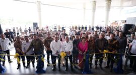 pembukaan hotel four points dengan pemotongan pita