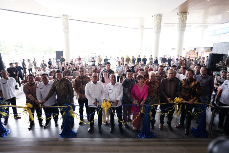 pembukaan hotel four points dengan pemotongan pita