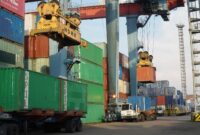 aktivitas bongkar muat barang di pelabuhan dwikora pontianak oleh PT.Pelindo Regional 2 Pontianak