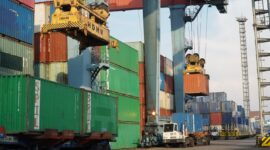 aktivitas bongkar muat barang di pelabuhan dwikora pontianak oleh PT.Pelindo Regional 2 Pontianak