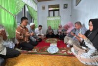 Wali Kota Pontianak Edi Rusdi Kamtono bertakziah ke rumah almarhum Halid, korban lakalantas dengan tronton di Jalan Tanjungpura.