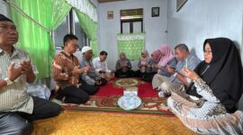 Wali Kota Pontianak Edi Rusdi Kamtono bertakziah ke rumah almarhum Halid, korban lakalantas dengan tronton di Jalan Tanjungpura.