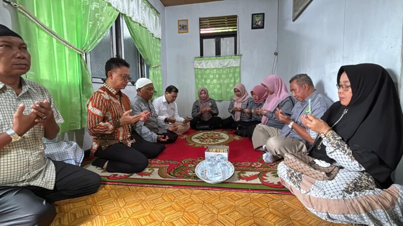 Wali Kota Pontianak Edi Rusdi Kamtono bertakziah ke rumah almarhum Halid, korban lakalantas dengan tronton di Jalan Tanjungpura.