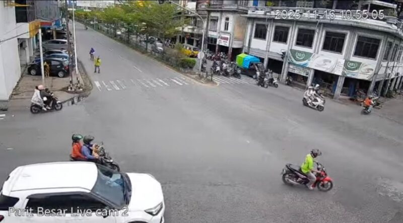 Kondisi lalu lintas di persimpangan Jalan Tanjungpura-Diponegoro (Parit Besar) yang bisa diakses melalui live streaming kanal Youtube Dishub Kota Pontianak