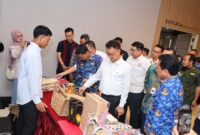 Wali Kota Pontianak Edi Rusdi Kamtono melihat produk-produk UMKM yang dipamerkan saat workshop