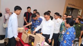 Wali Kota Pontianak Edi Rusdi Kamtono melihat produk-produk UMKM yang dipamerkan saat workshop