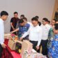 Wali Kota Pontianak Edi Rusdi Kamtono melihat produk-produk UMKM yang dipamerkan saat workshop