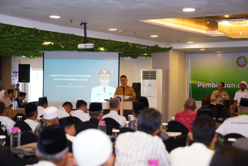 Wali Kota Pontianak Edi Rusdi Kamtono membuka kegiatan pembinaan dan peningkatan kompetensi nazir se-Kota Pontianak.
