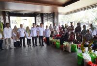 Wali Kota Pontianak Edi Rusdi Kamtono menyerahkan secara simbolis bantuan paket sembako dan nutrisi serta alat kebersihan diri kepada penyandang disabilitas