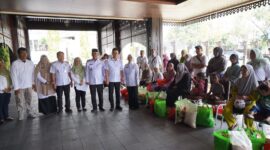 Wali Kota Pontianak Edi Rusdi Kamtono menyerahkan secara simbolis bantuan paket sembako dan nutrisi serta alat kebersihan diri kepada penyandang disabilitas