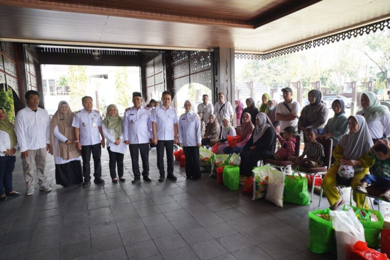 Wali Kota Pontianak Edi Rusdi Kamtono menyerahkan secara simbolis bantuan paket sembako dan nutrisi serta alat kebersihan diri kepada penyandang disabilitas