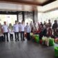 Wali Kota Pontianak Edi Rusdi Kamtono menyerahkan secara simbolis bantuan paket sembako dan nutrisi serta alat kebersihan diri kepada penyandang disabilitas