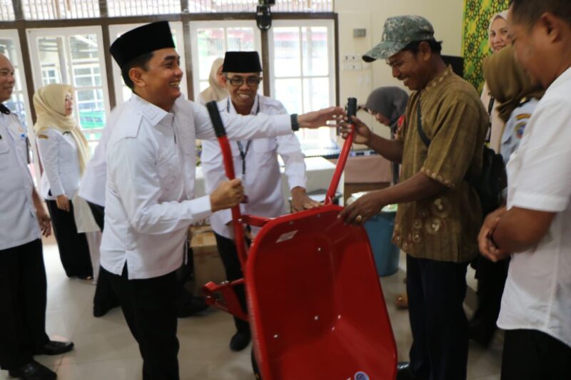 Wakil Wali Kota Pontianak Bahasan menyerahkan bantuan barang  secara simbolis yang bersumber dari DAU dan PAD kepada masyarakat