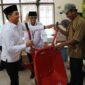 Wakil Wali Kota Pontianak Bahasan menyerahkan bantuan barang  secara simbolis yang bersumber dari DAU dan PAD kepada masyarakat