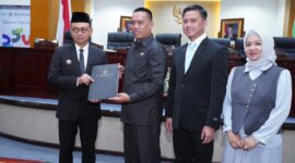 Wali Kota Pontianak Edi Rusdi Kamtono menandatangani nota kesepahaman program pembentukan Perda 2026