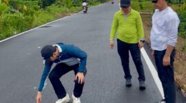 Wali Kota Pontianak Edi Rusdi Kamtono meninjau pembangunan infrastruktur di wilayah Pontianak Utara, salah satunya Jalan Kebangkitan Nasional