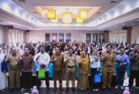 Wakil Wali Kota Pontianak Bahasan memasangkan tanda peserta secara simbolis kepada peserta pelatihan Teknologi Informasi Koperasi.