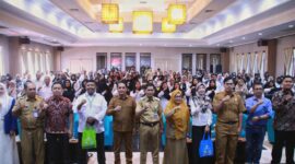 Wakil Wali Kota Pontianak Bahasan memasangkan tanda peserta secara simbolis kepada peserta pelatihan Teknologi Informasi Koperasi.