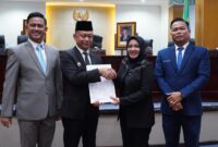 Wali Kota Pontianak Edi Rusdi Kamtono menyerahkan pendapat akhir Ranperda APBD 2026 kepada Wakil Ketua DPRD Kota Pontianak Bebby Nailufa.