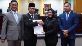 Wali Kota Pontianak Edi Rusdi Kamtono menyerahkan pendapat akhir Ranperda APBD 2026 kepada Wakil Ketua DPRD Kota Pontianak Bebby Nailufa.