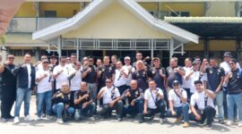 daud yordan berpose bersama para pendukungnya.