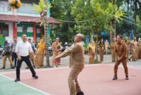 Wali Kota Pontianak Edi Rusdi Kamtono, Wakil Wali Kota Bahasan dan Asisten Administrasi Pembangunan Yusnaldi ikut bermain voli usai membuka pertandingan bola voli antar ASN Pemkot Pontianak.