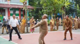 Wali Kota Pontianak Edi Rusdi Kamtono, Wakil Wali Kota Bahasan dan Asisten Administrasi Pembangunan Yusnaldi ikut bermain voli usai membuka pertandingan bola voli antar ASN Pemkot Pontianak.