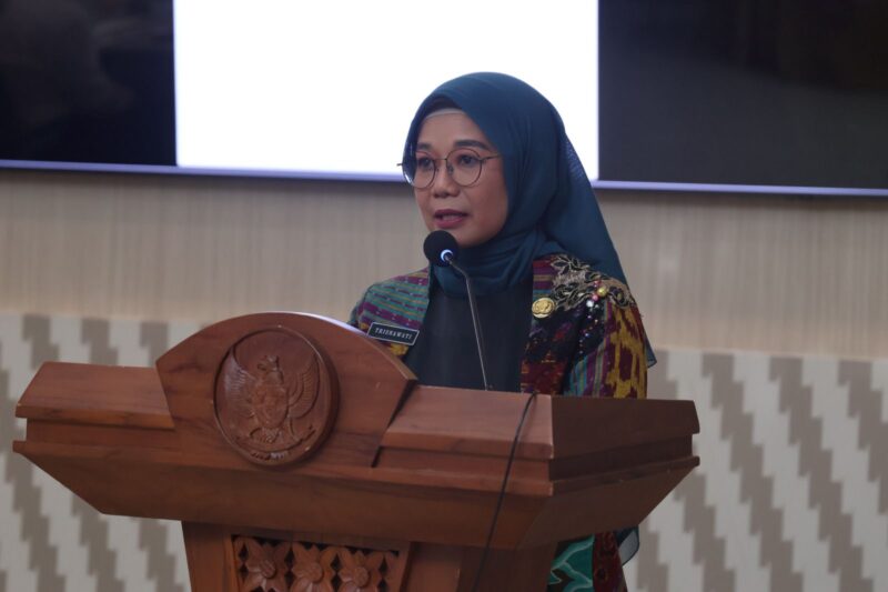 Inspektur Kota Pontianak Trisnawati membuka sosialisasi pengelolaan dan pertanggungjawaban dana hibah dan bansos di lingkungan Pemerintah Kota Pontianak