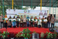 Wali Kota Pontianak Edi Rusdi Kamtono disambut siswa-siswi SMP Suster saat tiba untuk menyerahkan piagam penghargaan.