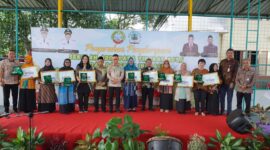 Wali Kota Pontianak Edi Rusdi Kamtono disambut siswa-siswi SMP Suster saat tiba untuk menyerahkan piagam penghargaan.