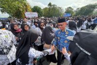 Momen Wali Kota Pontianak Edi Rusdi Kamtono diminta berswafoto bersama para guru usai upacara peringatan HUT KORPRI dan Hari Guru Nasional.