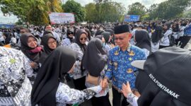 Momen Wali Kota Pontianak Edi Rusdi Kamtono diminta berswafoto bersama para guru usai upacara peringatan HUT KORPRI dan Hari Guru Nasional.